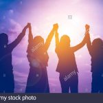 silueta-de-feliz-equipo-empresarial-haciendo-la-mano-mas-alta-en-el-cielo-del-atardecer-antecedentes-concepto-de-trabajo-en-equipo-para-empresas-hpn52d