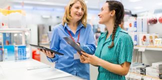ventas, mujer atendiendo a un cliente