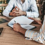 entrevistar a alguien para un empleo