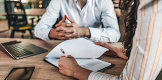 entrevistar a alguien para un empleo