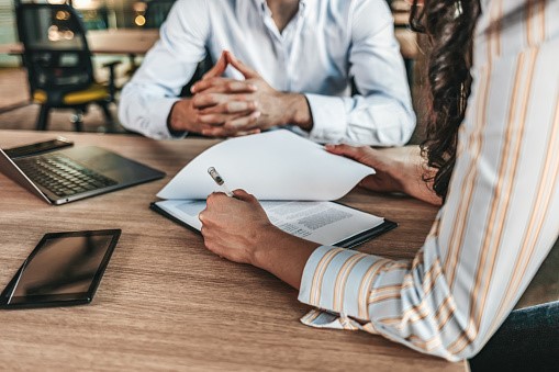 entrevistar a alguien para un empleo entrevistar a alguien para un empleo