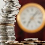 5 consejos que debes saber para aumentar tus ganancias  ¿Cómo puedes aumentar tus ganancias? Puede que esta pregunta te la hayas planteado alguna vez; y es que ir aumentando gradualmente los ingresos es un objetivo común entre todos los emprendedores y empresas.  Por eso en este artículo te mencionaremos 5 consejos que te ayudarán a obtener el incremento de tus ganancias realizando pequeños cambios pero de alto impacto en tu trabajo.   Maneras de aumentar tus ganancias  Existen distintas formas de aumentar tus ganancias, debes de ser consciente que para ello necesitaras hacer cambios en tu negocio correctos; estos pueden ser:  1.	Incrementa el tráfico Una manera efectiva de aumentar tus ganancias es incrementar el número de visitas que tiene tu marca; si posees un blog, redes sociales, página web u otra opción, es momento de sacarle provecho a esta herramienta que tienes.  Haz un plan de acción de cómo harás sentir tu presencia en cada una de las plataformas; organiza tu SEO, relaciónate con otros profesionales del sector y crea relaciones que luego te recomienden. También puedes hacer uso de la publicidad de pago de las redes sociales para llegar a más personas.  2.	Sube el precio de venta No vendas solo basándote en el costo de tu producto, toma en cuenta el valor que este tiene en tu cliente potencial. La mayoría de los compradores están dispuestos a pagar más por tu producto debió a que estos les dan un aporte positivo a sus vidas.  3.	Vende más a los que ya te compraron Un paso efectivo para aumentar tus ingresos es venderles más a los clientes que ya te han comprado en otra oportunidad. Puedes ofrecerles un producto o servicio complementario, o también un descuento en algún producto por ser un cliente tuyo para aumentar las ventas.  Piensa en tu cliente y busca una forma atractiva de enfocar este consejo en tu empresa; el objetivo es que tu cliente no se sienta acosado y que se le haga atractivo el comprarte vez tras vez.  4.	Centra tu atención en tus clientes potenciales Tus clientes potenciales suelen ser los mejores que tienes ya que ellos te generan más ganancias sin darte problemas; céntrate en este número de clientes e intenta conocerlos más.  Explora nuevos mercados para incrementar tus ganancias  Otra manera de aumentar tus ganancias es identificando nuevos segmentos de clientes potenciales.  Aunque puede ser una técnica complicada de llevar, debido a que requiere un estudio bien estructurado para aprovechar las distintas oportunidades del mercado.  Estas 5 maneras son utilizadas por distintos emprendedores y empresas para incrementar sus ingresos mensuales y anuales. Recuerda que debes realizar antes un estudio de tu empresa, y el mercado; esto te permitirá emplear la acción y los cambios adecuados para aumentar tus ganancias.  Desarrolla estrategias basadas en el producto y servicios que ofrecerás a tus clientes, diseña ofertas en donde ambas partes ganan. Ten presente que siempre hay un cliente ideal en las empresas, conócelo, aprende a identificar sus gustos y basa tus estrategias y planes en él.  Esto te permitirá ganarte no solo la confianza del cliente sino que tus ventas debido a la fidelidad del cliente aumentaran; y con ellos tus ingresos semanales, mensuales y anuales.