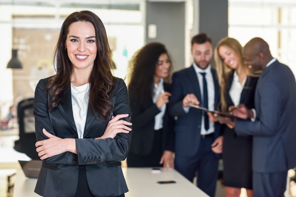 Formas de captar prospectos en B2B   Las ventas Business to Business son complicadas y toman tiempo, por lo que para las empresas es fundamental estar siempre a la caza de nuevos prospectos. ¿Cómo lograrlo? Hoy te hablaremos de cómo puedes captar prospectos en B2B de forma eficiente y sencilla. Principales formas de captar prospectos en B2B  Las transacciones entre empresas suelen ser tardadas y pasar por complejos procesos de prospección y análisis de datos. Como la inversión que realizan las empresas al comprar servicios suele ser grande, la competencia por ganarse al cliente es feroz. Lo que mejor pueden hacer las empresas es invertir en campañas de marketing efectivas que les permita captar de forma más orgánica a sus leads. Presta atención a los siguientes consejos que te ayudarán a captar prospectos en B2B más rápido. Inbound Marketing La mayoría de clientes corporativos antes de mostrar interés por una marca investigará sobre ella por su cuenta e intentará aprender lo que más pueda. Y la mayor parte de dicha investigación se realiza por internet; lo que nos deja una verdad infalible: si tu empresa no tiene presencia en la red perderá muchas oportunidades de venta. Las estrategias de inbound marketing son efectivas porque permiten atraer a clientes potenciales a través de contenido relevante en diversas plataformas digitales. Así cuando tu cliente potencial investigue sobre las diferentes opciones tu podrás sobresalir. Es un método de captación orgánica e indirecta que es mucho más efectiva en las ventas B2B que en las B2C. Email Marketing En el ámbito empresarial todavía es muy importante el correo electrónico para interactuar con los clientes y llegar a acuerdos comerciales. Tener una landing page que te ayude a captar leads y luego trabajar en su conversión vía correo es una de las formas más efectivas de concretar ventas.  Estrategias omni y multicanal En la era moderna y con el boom de las plataformas digitales enfocar toda la estrategia de marketing en un solo canal no resulta. Por eso muchas empresas optan por el marketing omnicanal, donde unifican la estrategia publicitaria y la distribuyen por diferentes medios.  Otras prefieren el marketing multiplataforma, donde adecúan los contenidos en función de la plataforma usada para hacerlo más interesante. Sea como sea, hacer publicidad en diferentes canales hará que tu presencia de marca aumente y se posicione mejor en los buscadores. La importancia de los CRM en la captación de clientes corporativos   Está demostrado que las empresas que adoptan CRMs a su modelo de negocios son más efectivas para captar prospectos en B2B. ¿Por qué? Porque sencillamente facilitan las labores de calificación y seguimiento de ventas, permitiendo abordar de forma más efectiva la relación comercial. Con un CRM conectado a las diferentes plataformas que usa tu empresa, puedes acceder a todos tus prospectos desde una sola pantalla. Además, se pueden agendar citas y eventos con los clientes, enviar propuestas y presupuestos, y hacer registrar las interacciones con los clientes. Nuestra recomendación para ti es Impulsa CRM, un potente software para la captación de clientes corporativos que te ayudará a vender más y mejor. Cuenta con todas las funcionalidades que tu empresa requiere hoy y requerirá en el futuro; además viene con asesoría y soporte sin costo adicional. ¿Cómo ayuda a tu negocio Impulsa CRM? https://youtu.be/LcEFk1CmY8U