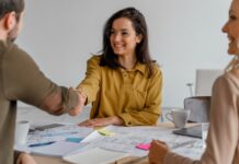 Construye Relaciones con estos 15 Temas Clave para Discutir con un Cliente Nuevo