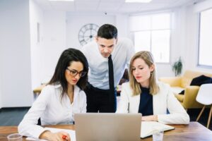 El Futuro Laboral con IA: Explorando sus Implicaciones en el Mundo Empresarial