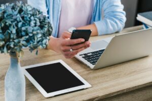Si WhatsApp es gratis ¿Cómo gana dinero?