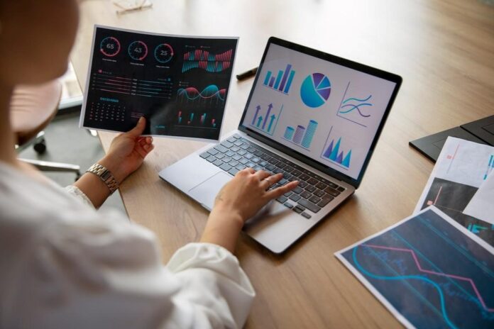 Cómo usar datos de CRM para tomar decisiones comerciales más inteligentes Cómo usar datos de CRM para tomar decisiones comerciales más inteligentes