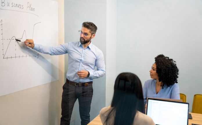 Formación y Desarrollo de Equipos Comerciales en el Uso de CRM Formación y Desarrollo de Equipos Comerciales en el Uso de CRM