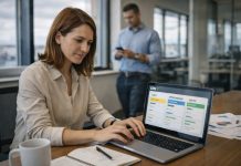 CRM para pymes: cuándo realmente vale la pena implementarlo Trabajadora en oficina