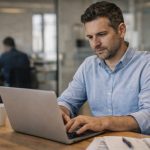 Trabajador en oficina escribiendo