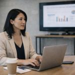 Trabajadora de impulsa en oficina