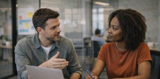 Etapas del proceso de ventas en un CRM: cómo definirlas correctamente Trabajadores de impulsa en oficina