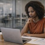 Trabajadora pensando en oficina