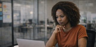 Pipeline mal definido: el error silencioso que distorsiona tus resultados Trabajadora pensando en oficina