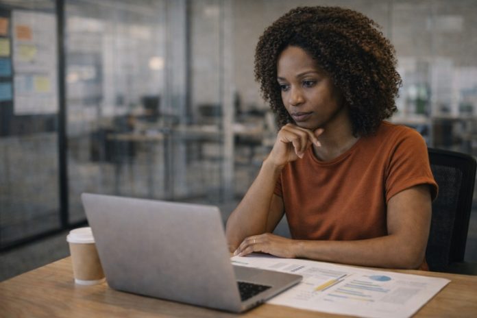 Trabajadora pensando en oficina