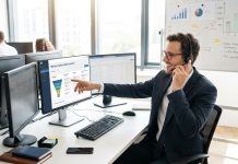 Captar leads no basta: cómo gestionarlos en un CRM para que se conviertan en clientes Profesional en oficina