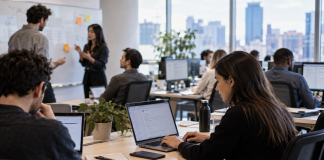 Equipo de trabajo revisando un flujo de inteligencia artificial conectado a herramientas empresariales