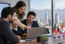Equipo de marketing latinoamericano analizando una campaña conversacional con inteligencia artificial en una pantalla