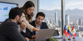 Equipo de marketing latinoamericano analizando una campaña conversacional con inteligencia artificial en una pantalla