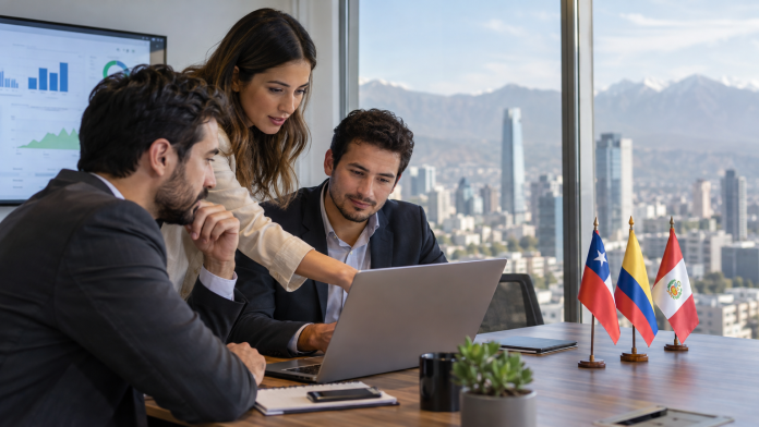 ChatGPT Ads llega a Chile, Colombia y Perú: qué cambia para la captación de clientes en Latinoamérica Equipo de marketing latinoamericano analizando una campaña conversacional con inteligencia artificial en una pantalla