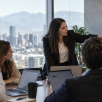 Equipo B2B analizando una estrategia de adquisición con publicidad conversacional y datos de CRM