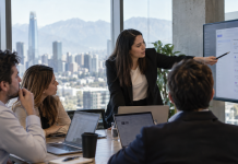 Equipo B2B analizando una estrategia de adquisición con publicidad conversacional y datos de CRM