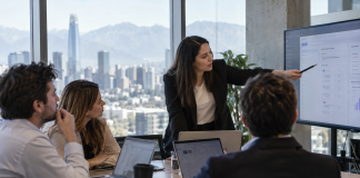 Equipo B2B analizando una estrategia de adquisición con publicidad conversacional y datos de CRM