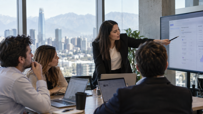 ChatGPT Ads llega a Chile: qué cambia para las estrategias de adquisición B2B Equipo B2B analizando una estrategia de adquisición con publicidad conversacional y datos de CRM