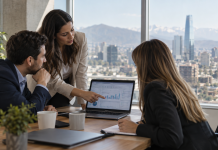 ChatGPT Ads llega a Chile, Perú y Colombia: qué cambia para la captación B2B Equipo B2B analizando una campaña de inteligencia artificial y oportunidades comerciales en Latinoamérica