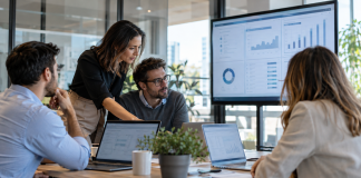 Equipo comercial revisando una automatización con inteligencia artificial que procesa documentos y actualiza tareas operativas