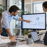 IA conectada al trabajo diario: 7 claves para implementarla con control y resultados Equipo de trabajo revisando un flujo de inteligencia artificial conectado a documentos, correo y calendario