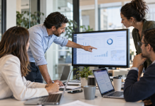 IA conectada al trabajo diario: 7 claves para implementarla con control y resultados Equipo de trabajo revisando un flujo de inteligencia artificial conectado a documentos, correo y calendario