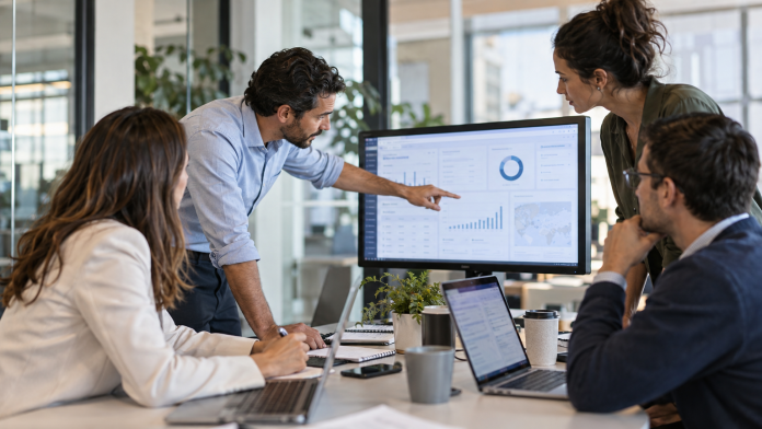 IA conectada al trabajo diario: 7 claves para implementarla con control y resultados Equipo de trabajo revisando un flujo de inteligencia artificial conectado a documentos, correo y calendario