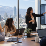 IA en empresas chilenas: alta adopción, pero solo 8% logra escalarla transversalmente Equipo comercial revisando métricas y automatizaciones de inteligencia artificial en una plataforma de gestión de clientes.