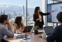IA en empresas chilenas: alta adopción, pero solo 8% logra escalarla transversalmente Equipo comercial revisando métricas y automatizaciones de inteligencia artificial en una plataforma de gestión de clientes.