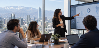 Equipo comercial revisando métricas y automatizaciones de inteligencia artificial en una plataforma de gestión de clientes.