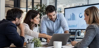 Equipo de una pequeña empresa usando inteligencia artificial para gestionar marketing, ventas y atención al cliente