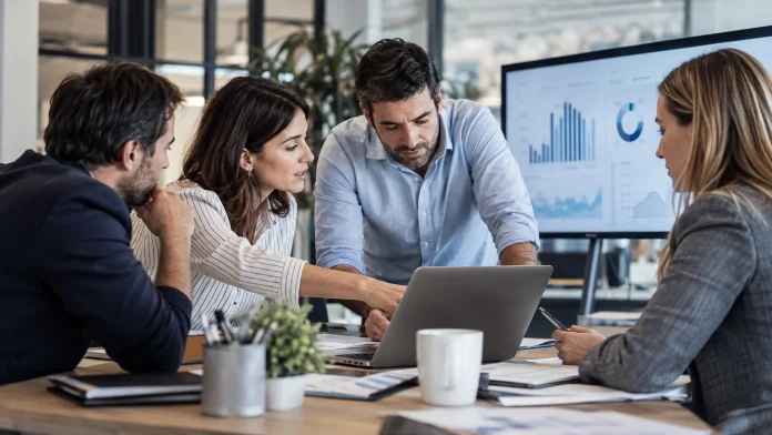 Equipo de una pequeña empresa usando inteligencia artificial para gestionar marketing, ventas y atención al cliente