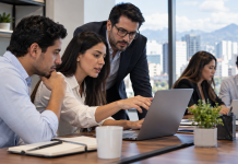 ILIA 2026: la brecha de adopción de IA que las pymes de Latinoamérica deben cerrar Equipo de una pyme latinoamericana revisando métricas comerciales y automatizaciones con inteligencia artificial