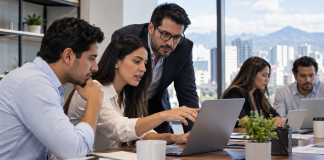 Equipo de una pyme latinoamericana revisando métricas comerciales y automatizaciones con inteligencia artificial