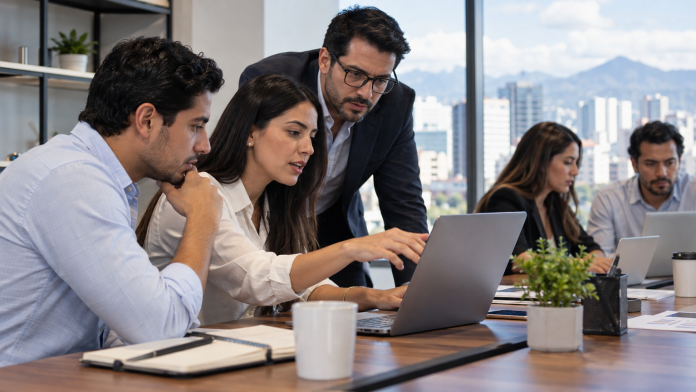 Equipo de una pyme latinoamericana revisando métricas comerciales y automatizaciones con inteligencia artificial