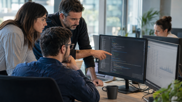 Una señal común en robots.txt cambia la gobernanza de contenidos para IA Equipo de marketing y tecnología revisando reglas de gobernanza de contenidos para inteligencia artificial